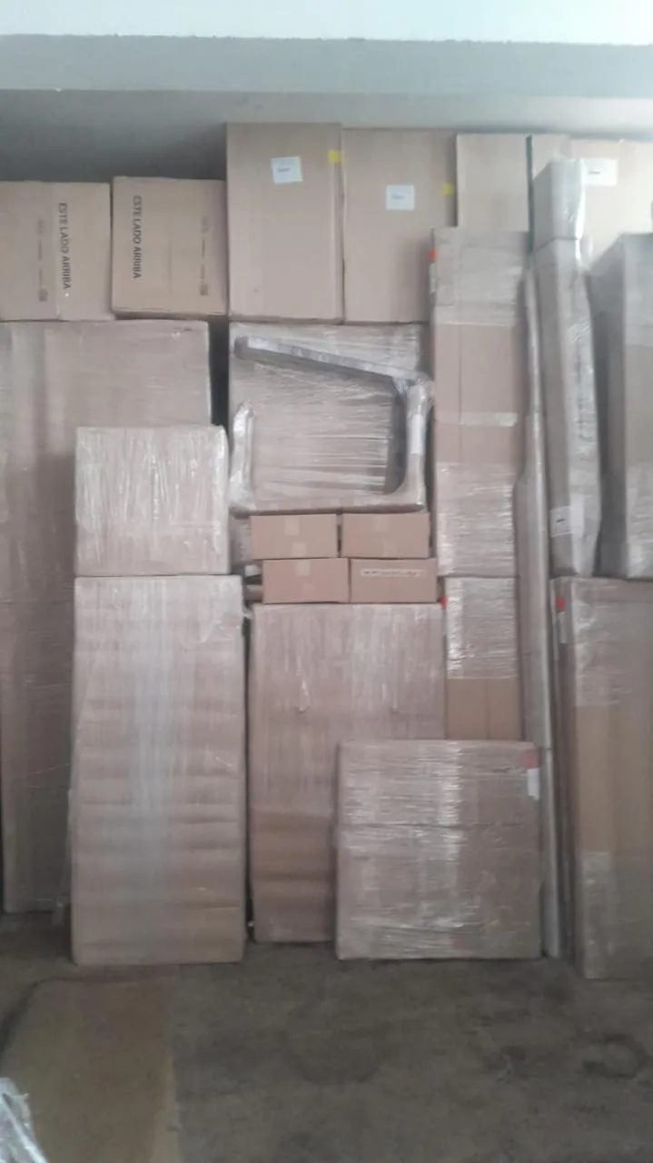 Cajas y elementos organizados en bodega antes de un traslado