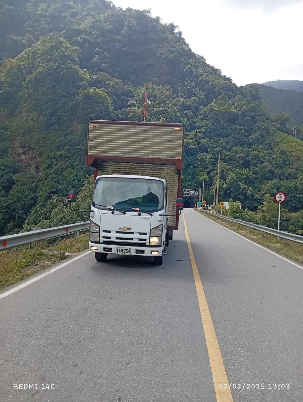 Camión de Mudanzas Jireh en carretera nacional colombiana