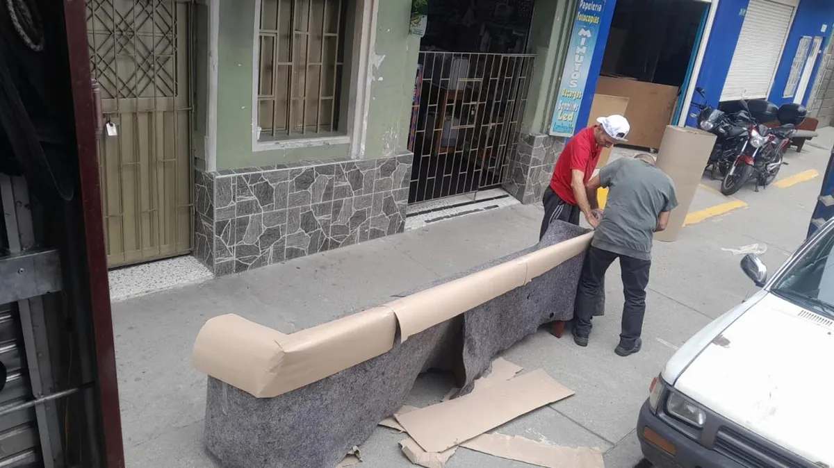 Muebles de sala protegidos y embalados para mudanza