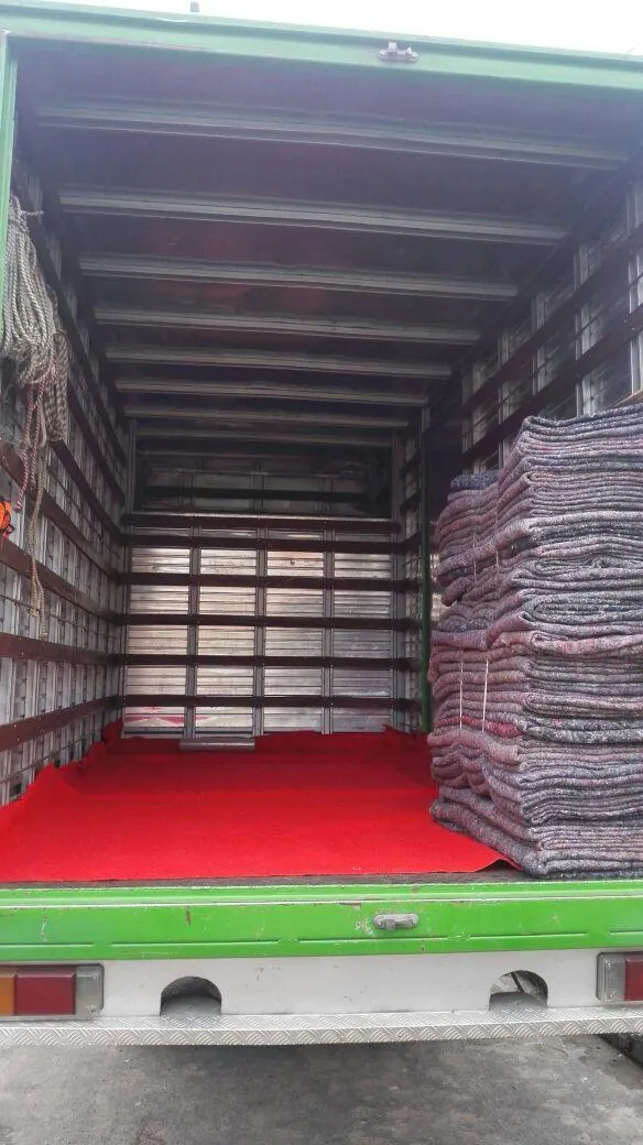 Interior de camión de mudanzas listo para el cargue