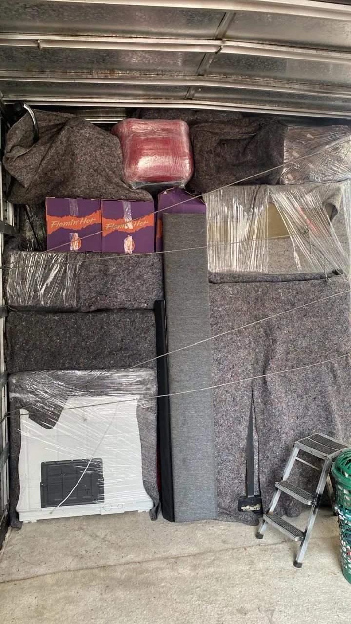 Traslado de mueble embalado por un pasillo interior